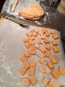 Cutting the little gnocchi